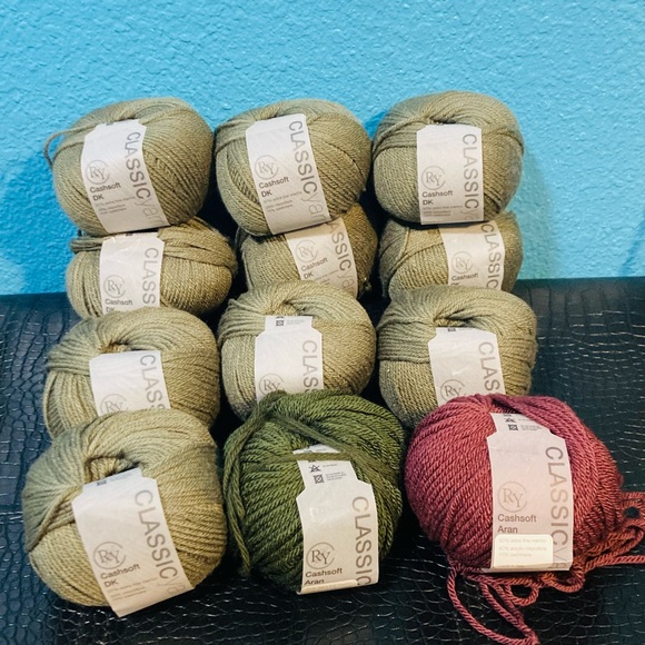 12 Skeins NWT! Rowan RYC Cashsoft DK Classic 57% Merino Wool 10% Cashmere Bundle - Picture 1 of 9
